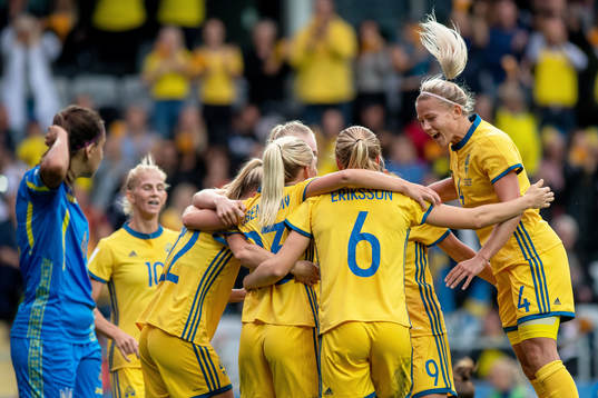 Sveriges Elin Rubensson jublar med lagkamrater