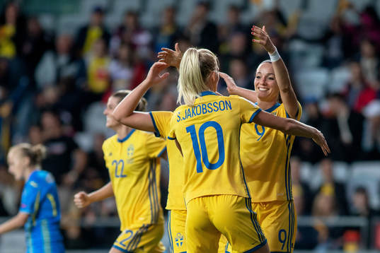 Sveriges Kosovare Asllani jublar med lagkamrater