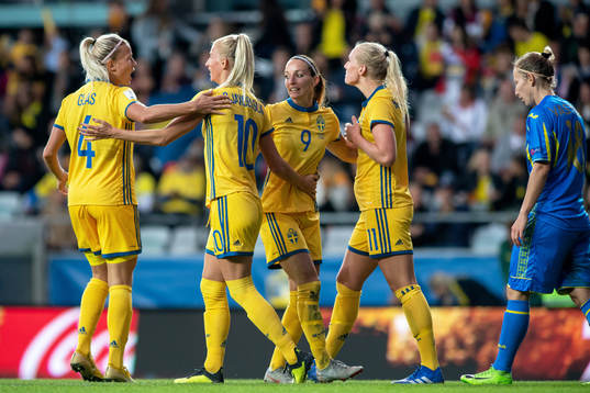 Sveriges Kosovare Asllani jublar med lagkamrater