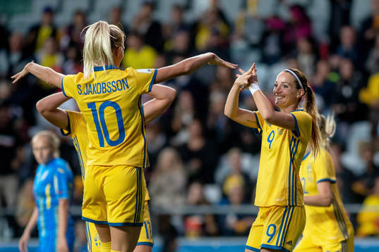 Sveriges Kosovare Asllani jublar med lagkamrater