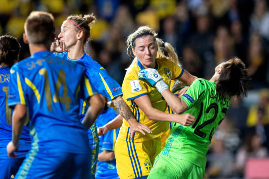 Sveriges Linda Sembrant krockar med Ukrainas målvakt