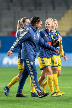 Sveriges målvakt Zecira Musovic och Sofia Jakobsson jublar