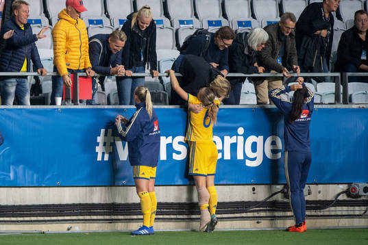 Sveriges Magdalena Eriksson kramas om