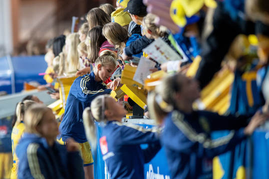 Sveriges Sofia Jakobsson skriver autografer
