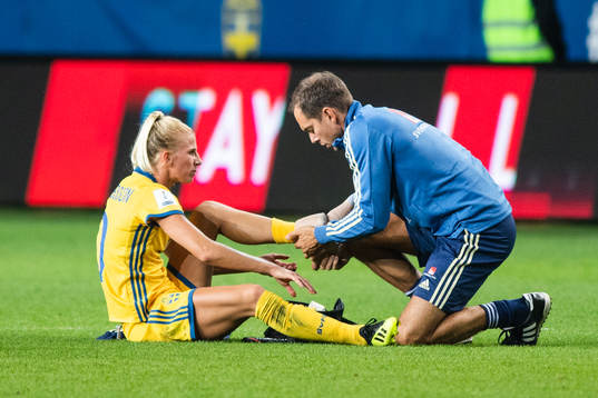 Sveriges Sofia Jakobsson får sin fot lindad