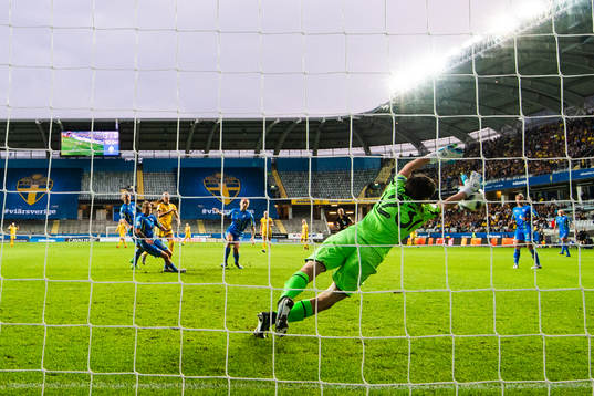 Sveriges Kosovare Asllani gör 3-0-målet bakom Ukrainas