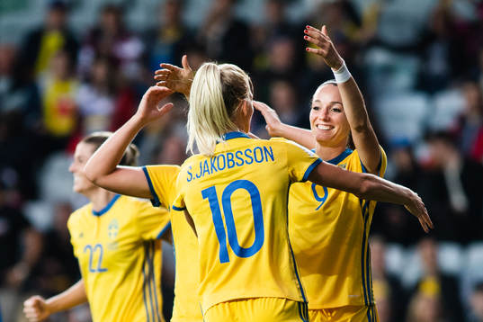 Sveriges Sofia Jakobsson och målskytten Kosovare Asllani
