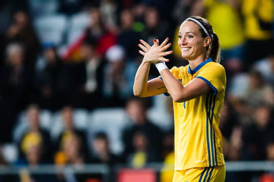 Sveriges Kosovare Asllani jublar