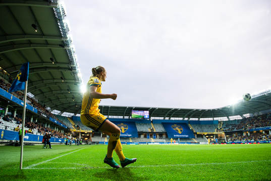 Sveriges Magdalena Eriksson slår en hörna