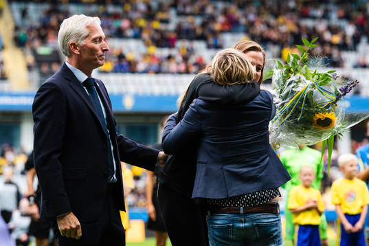 Lotta Schelin (mitten) avtackas av generalsekreterare