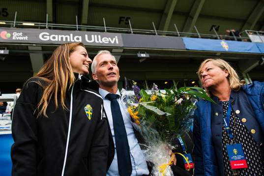 Lotta Schelin (mitten) avtackas av generalsekreterare