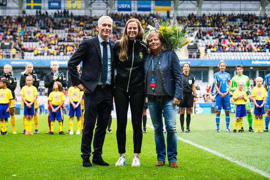 Lotta Schelin (mitten) avtackas av generalsekreterare