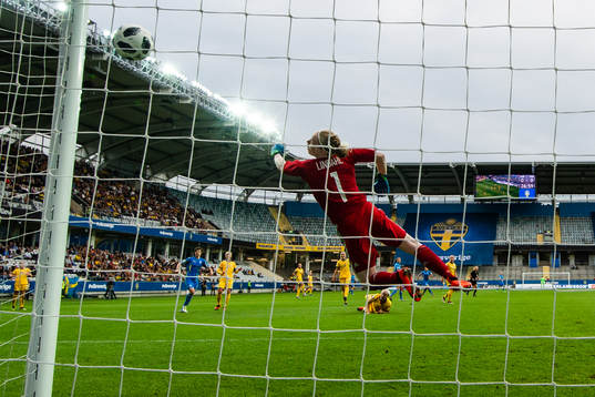 Sveriges målvakt Hedvig Lindahl med en räddning