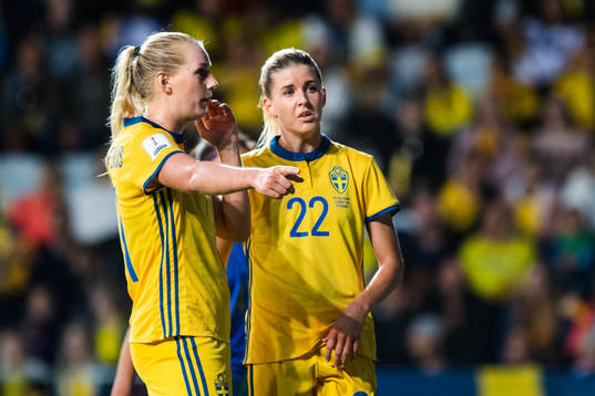 Sveriges Stina Blackstenius diskuterar med Olivia Schough