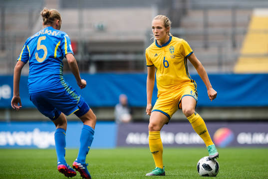 Ukrainas Veronika Andrukhiv och Sveriges Magdalena Eriksson