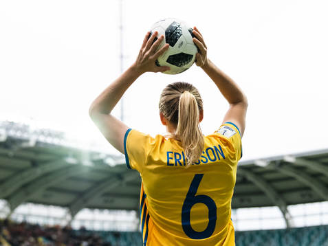 Sveriges Magdalena Eriksson kastar inkast