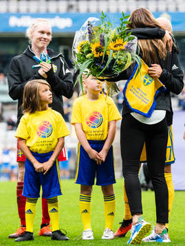 Lotta Schelin kramar om Sveriges Caroline Seger i samband