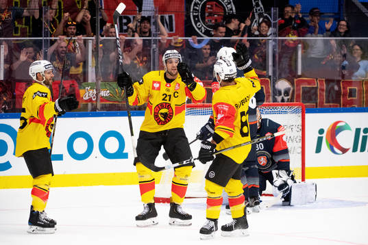 Thomas Rüfenacht of Berns celebrates with his teammates