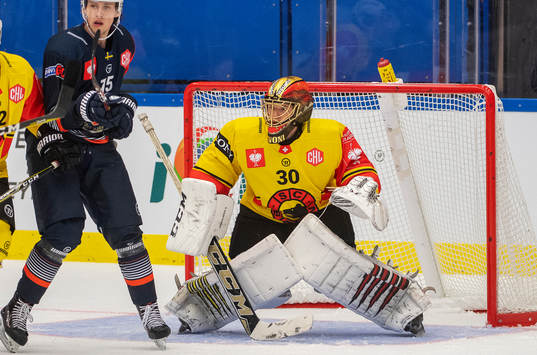 goalkeeper Leonardo Genoni of Berns
