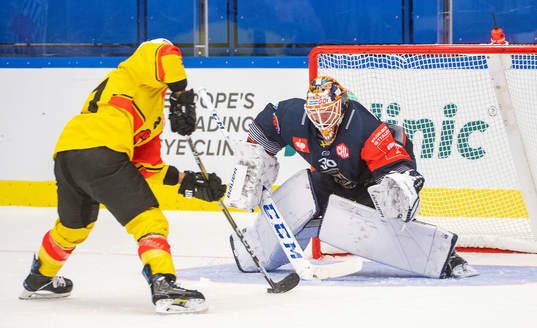 Thomas Rüfenacht of Bern and goalkeeper Viktor Fasth of