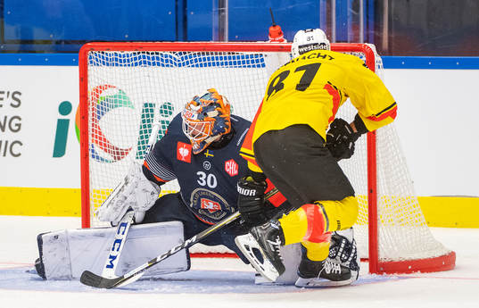 Thomas Rüfenacht of Bern and goalkeeper Viktor Fasth of