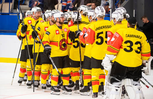 Players of of Bern celebrates the victory