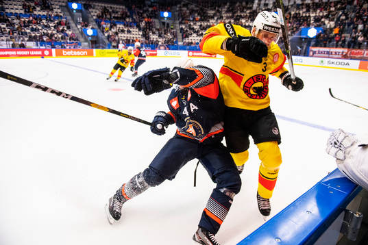 Daniel Rahimi of Växjö Justin Kreuger of Bern