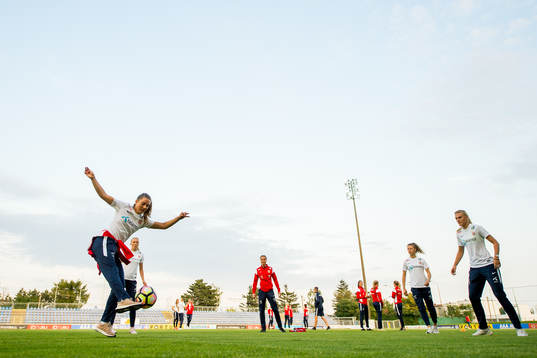 Vilde Bøe Risa and the players of Norway