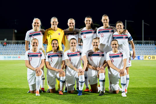Maria Thorisdottir (2nd row), goalkeeper Ingrid Hjelmseth,