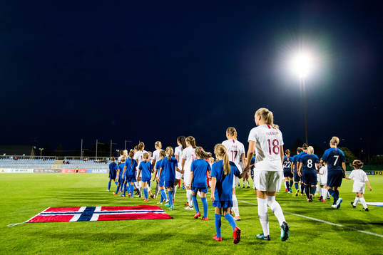 The players enter the pitch