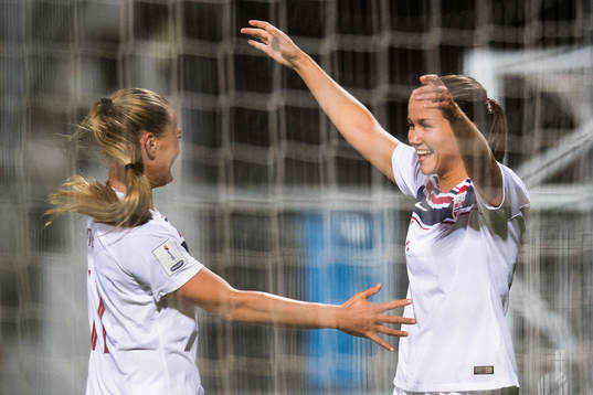 Guro Reiten celebrates the 0-2 goal with Lisa-Marie