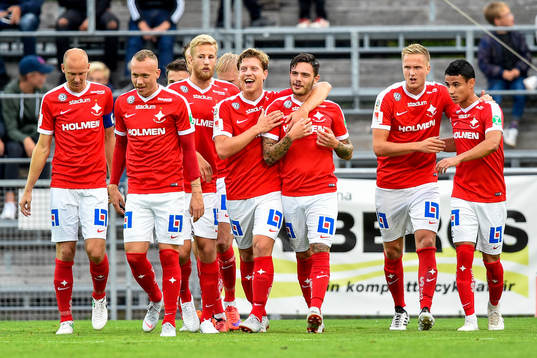 Norrköpings David Moberg Karlsson jublar med lagkamrater