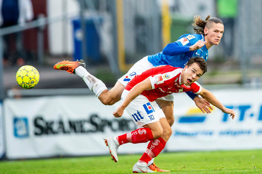 Trelleborgs Isak Jönsson mot Norrköpings Simon Skrabb