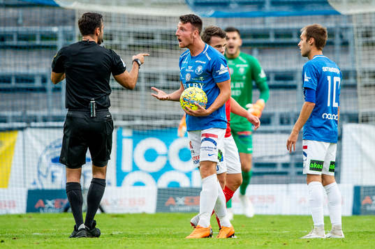 Trelleborgs Alexander Blomqvist skriker åt domaren Granit
