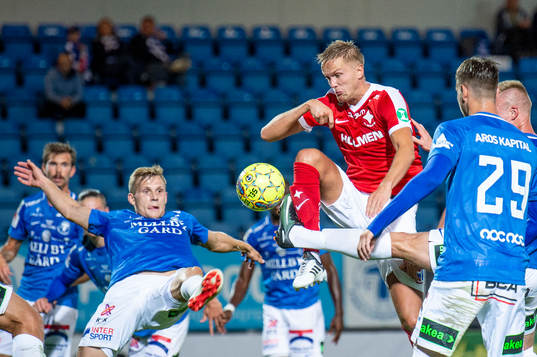 Norrköpings Kasper Larsen mot Trelleborgs Erik Andersson,
