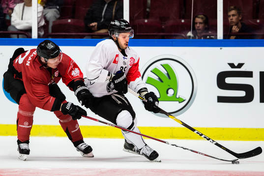 Lars Bryggman of Malmö Redhawks and Oula Palve of TPS Åbo