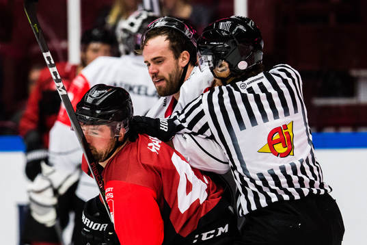 Nichlas Hardt of Malmö Redhawks and Simon Souranta of TPS