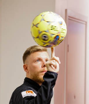 En Östersunds personal snurrar en boll på fingret