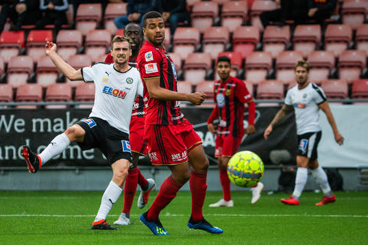 Örebros Filip Rogic testar skott