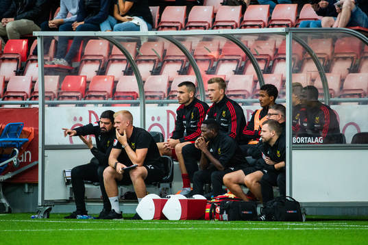 Östersunds målvaktstränare Linus Eriksson med resten av
