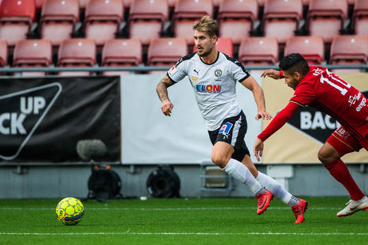 Örebros Daniel Björnkvist och Östersunds Hosam Aiesh