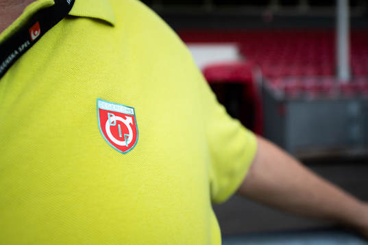 Degerfors klubbmärke innan fotbollsmatchen i supperettan