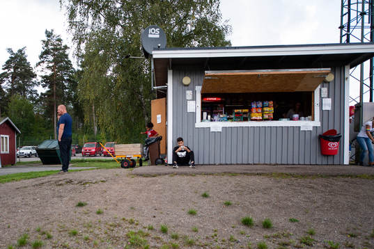 En kiosk innan fotbollsmatchen i supperettan mellan