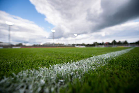 Vitstreckad fotbollsplan innan fotbollsmatchen i