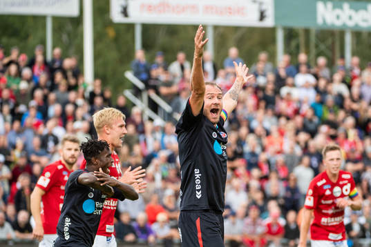 Helsingborgs Juhani Ojala och Andreas Granqvist reagerar