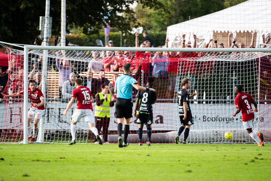 Degerfors Marcus de Bruin jublar