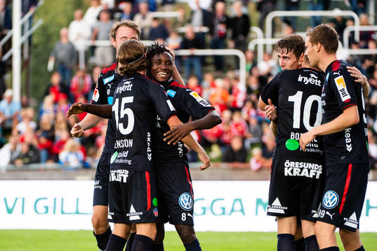 Helsingborgs Mamudu Moro jublar med lagkamrater