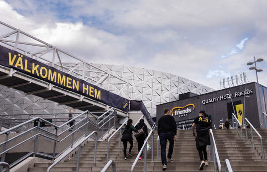 Exteriör av Friends Arena innan fotbollsmatchen i