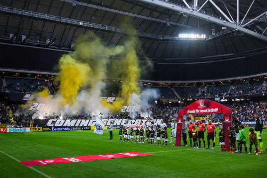 s supportrar bränner bengaler innan fotbollsmatchen i