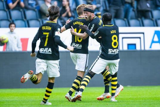 s Sebastian Larsson blir omkramad